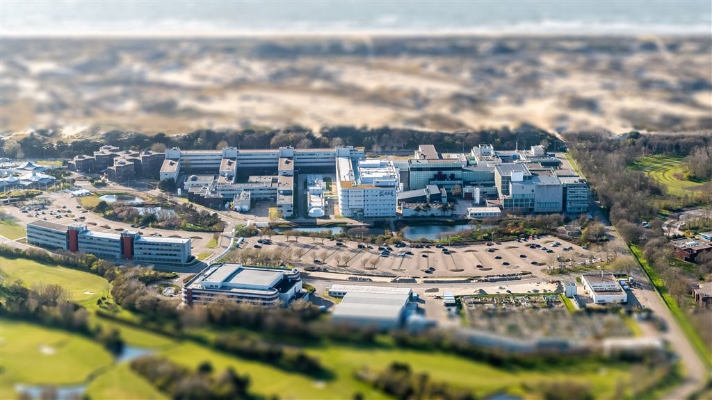 Een (bewerkte) luchtfoto van het ESTEC.
