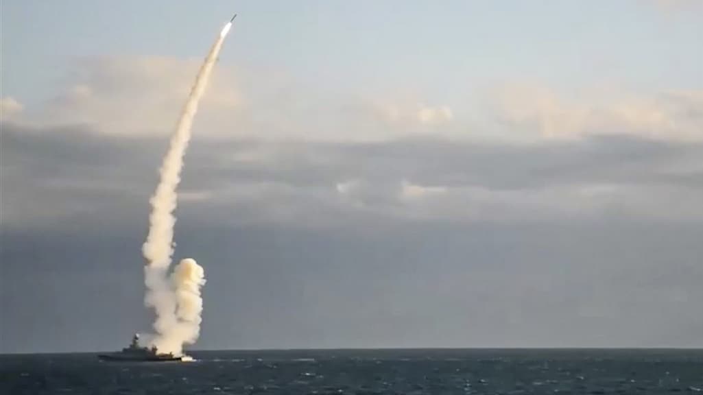 Een Russische oorlogsschip lanceert een kruisraket in de richting van Oekraïne.