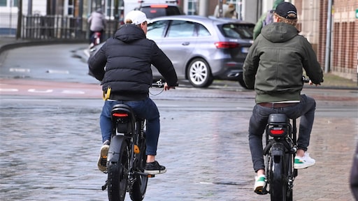 Gehaat onder weggebruikers, geliefd bij jongeren: roep om actie tegen fatbike