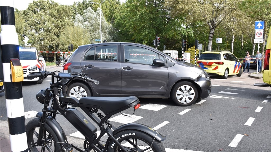 In Eindhoven zaten twee scholieren op deze fatbike. Ze werden na het ongeluk naar het ziekenhuis gebracht.
