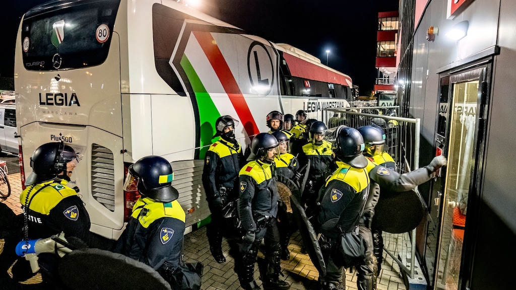 Hoe AZ-Legia volledig uit de hand liep: 'Hooligans pakten wapenstokken en pepperspray van ME af'