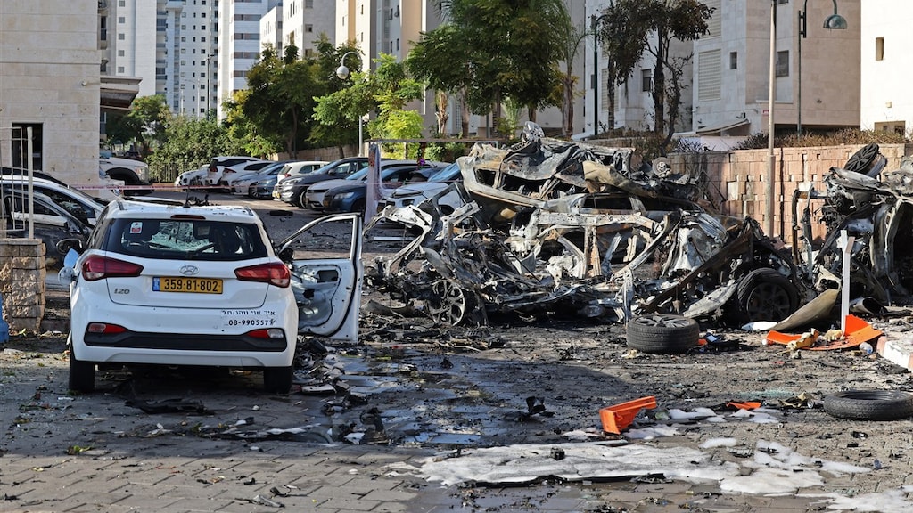 Wrakstukken in de kuststad Ashkelon in het zuidwesten van Israël na een raketaanval op 7 oktober
