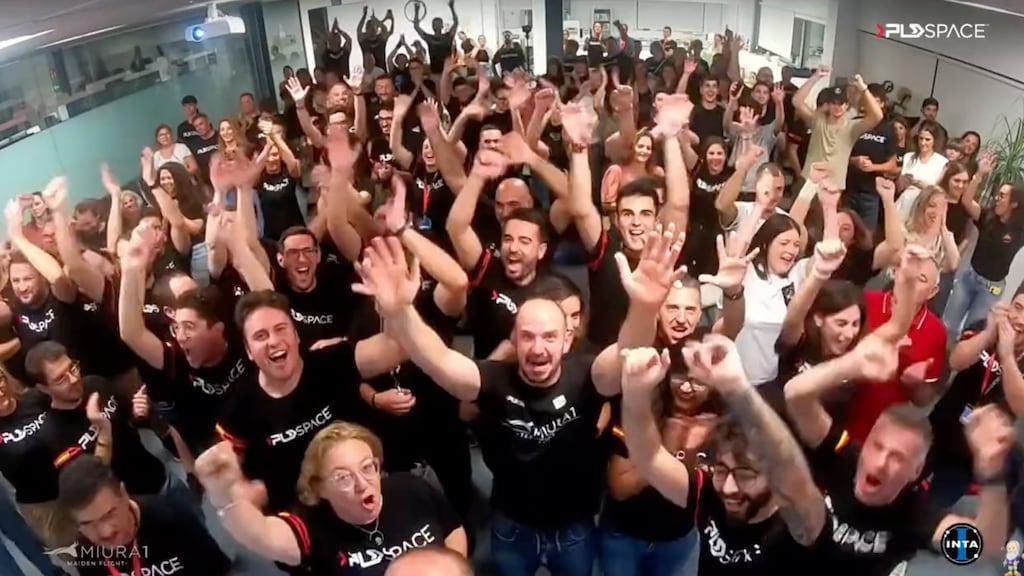 Grote blijdschap bij medewerkers van PLD Space als de eerste vlucht gelukt is.