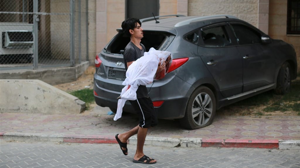 Een Palestijnse man brengt een lichaam van een overledene naar een ziekenhuis.