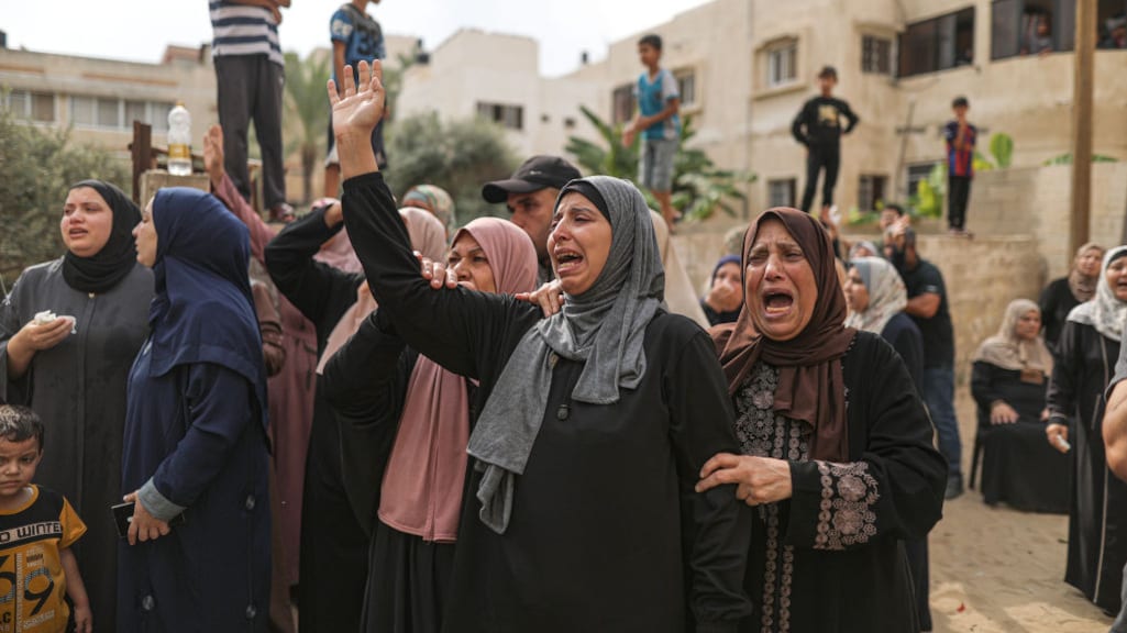 Palestijnen in Gaza huilen om het verlies van familie na Israëlische luchtaanvallen.