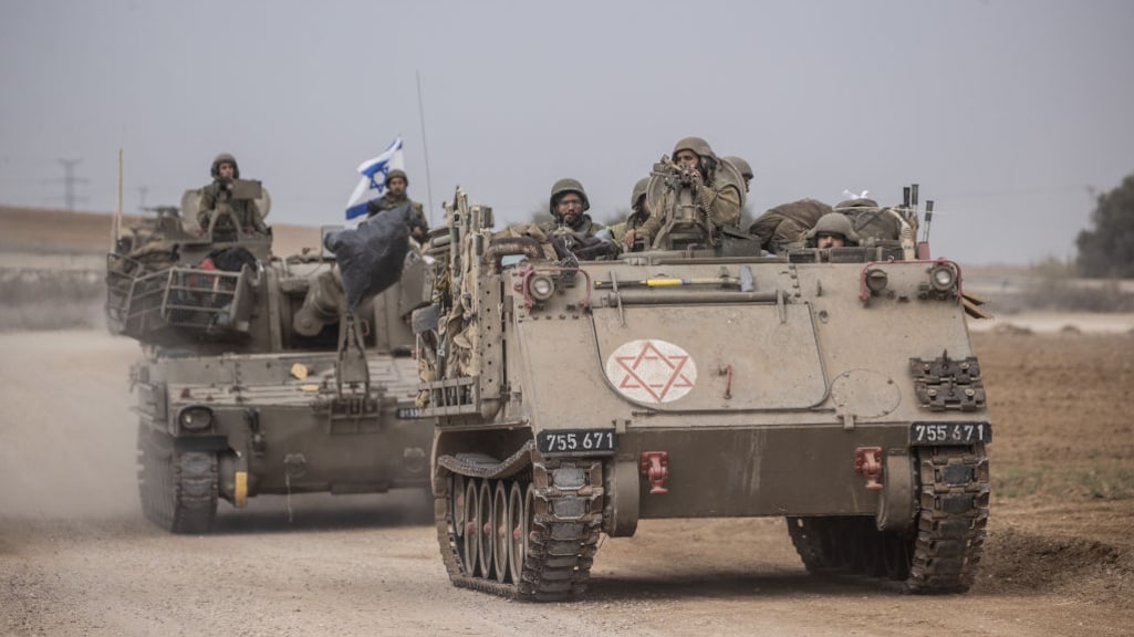 Het Israëlische leger zet militaire voertuigen in bij de grens met Gaza in Sderot.