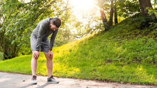 Kees heeft vaak pijn in zijn zij tijdens het hardlopen: 'Komt dit door mijn eetpatroon?'