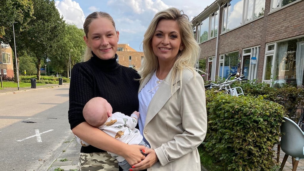 Bobbi verrast Aldinya in Vier Handen Op Eén Buik met meeloopdag bij de politie