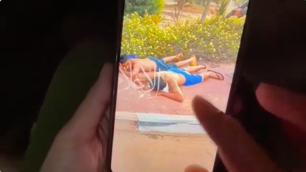 Kanyarat Suriyasri laat de foto zien waarop haar man onder schot wordt gehouden door strijders van Hamas.