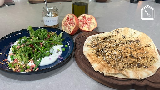 Broccolisalade met granaatappel en labneh met kruidig Libanees brood