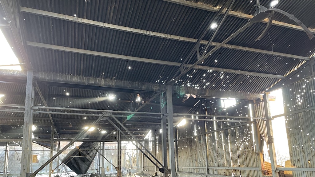 Een oude fabriek in Avdiivka waar het zonlicht door de kogelgaten schijnt.