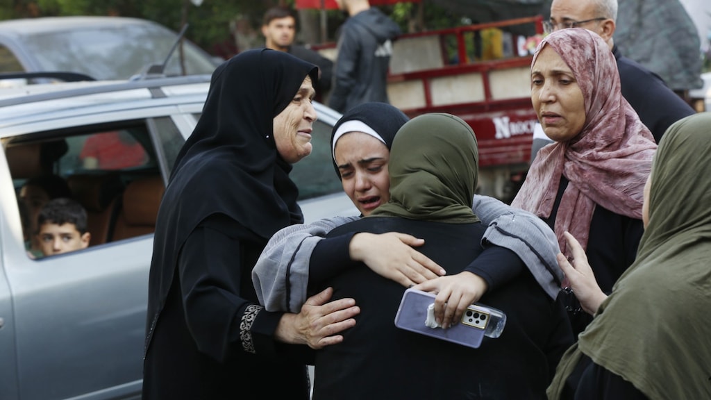 Mensen rouwen terwijl ze wachten om de lichamen van hun overleden naasten, die hun leven hebben verloren tijdens de aanvallen van Israël bij het Shifa-ziekenhuis.