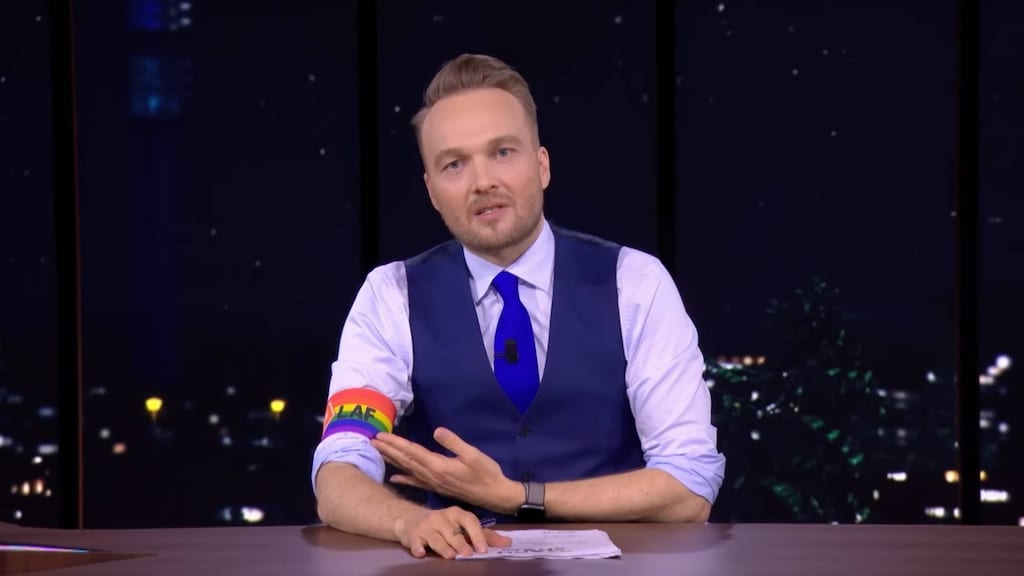 Arjen Lubach verwelkomt John Malkovich in talkshow