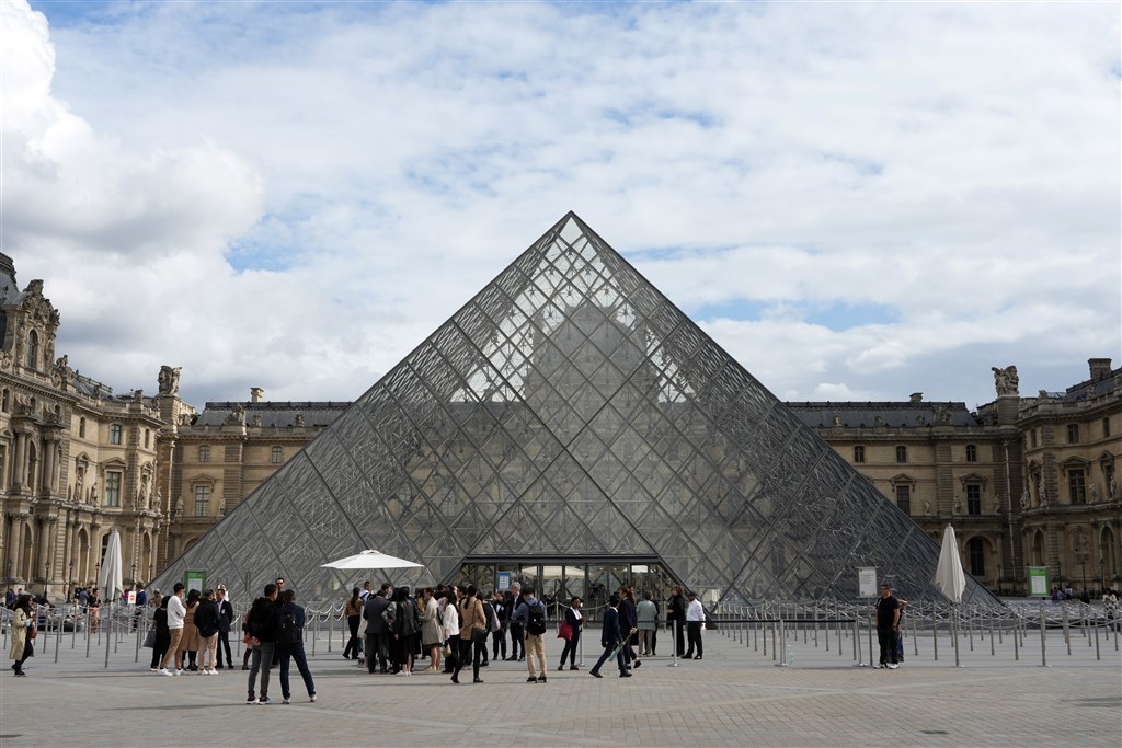 Louvre-museum Parijs dicht na roof: 'Uitzonderlijke redenen'