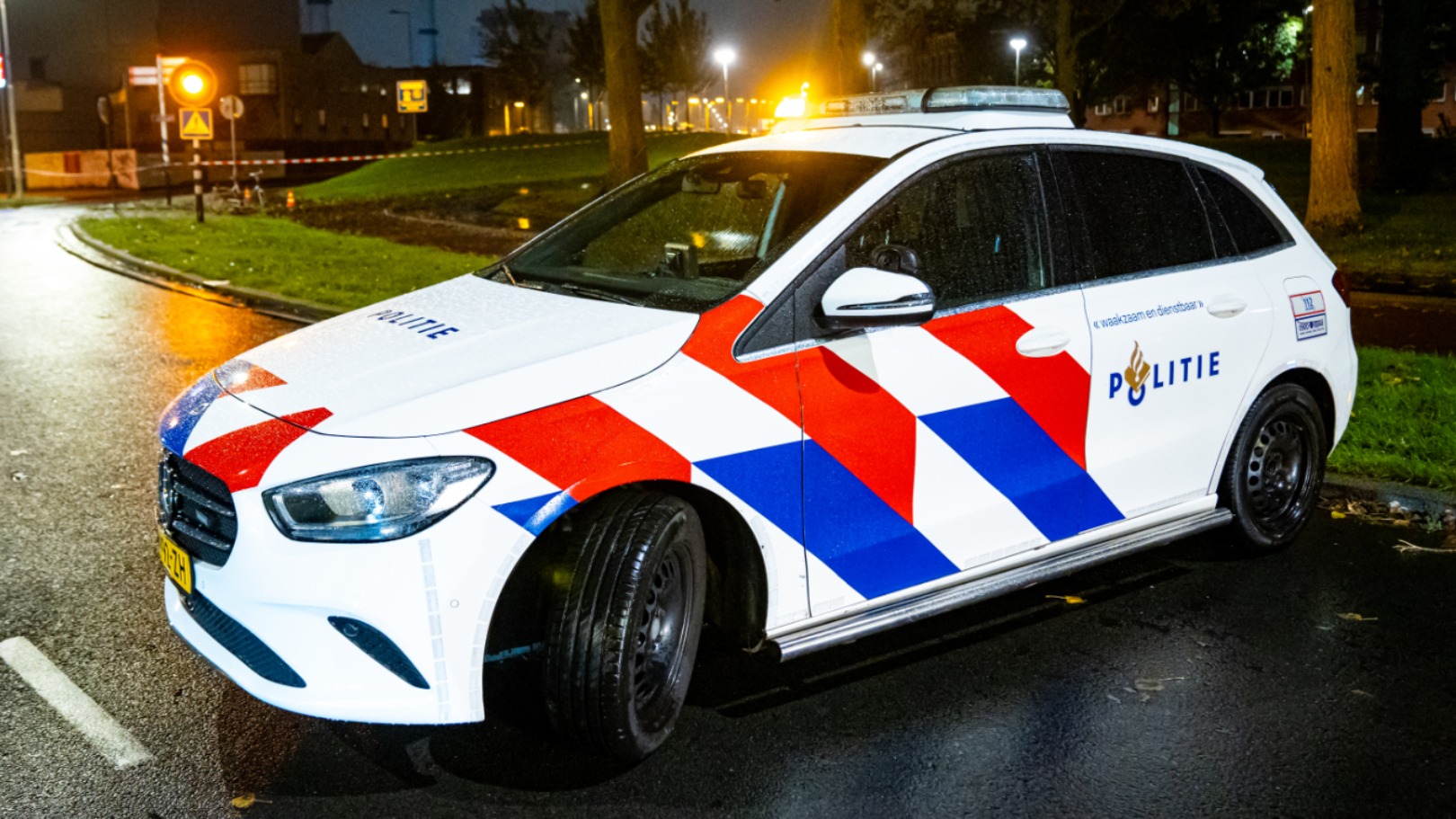 24-jarige scooterrijder overleeft botsing met bankje in Rotterdam niet