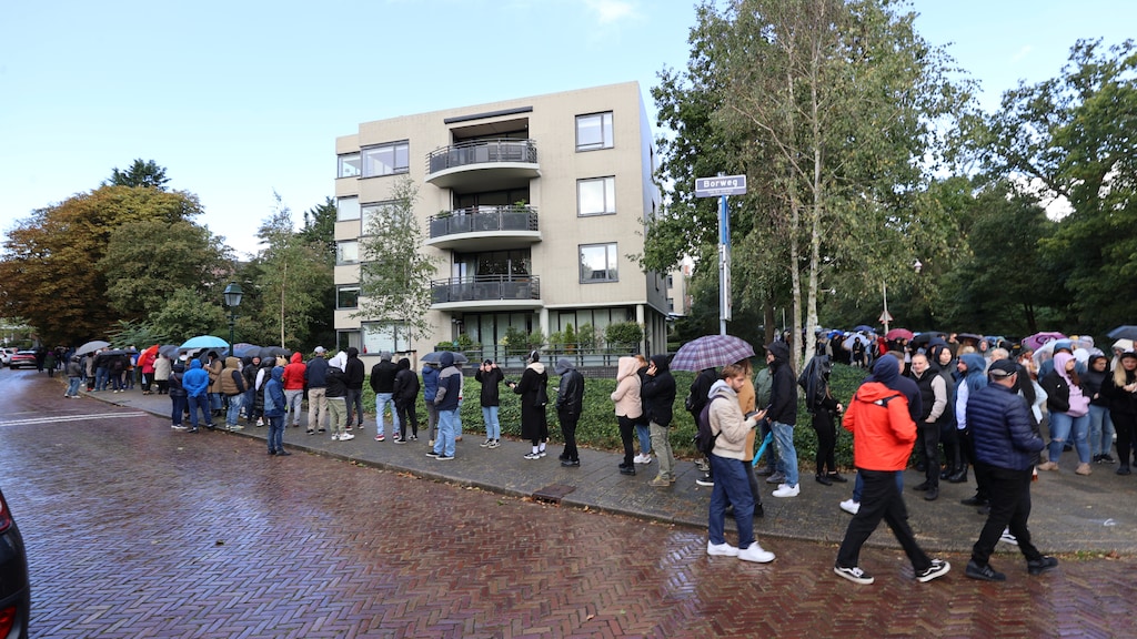 Poolse Nederlanders in de rij voor een stembureau in Den Haag.