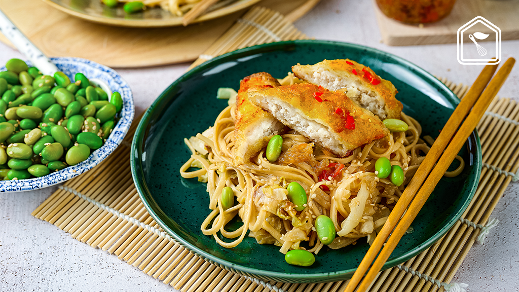 Noedels met spitskool, miso en krokante vis én edamame met sesamzout