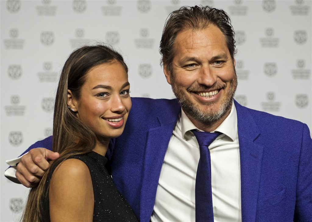 Dochter Sander de Kramer deelt foto's van gender reveal: 'Als smurf naar huis'