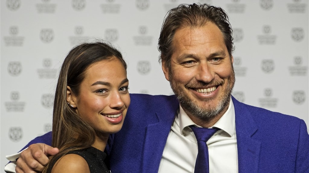 Dochter Sander de Kramer deelt foto's van gender reveal: 'Als smurf naar huis'