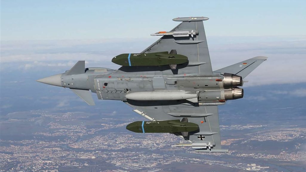 Twee Taurus-kruisraketten (in het groen) vervoerd door een jachtvliegtuig.