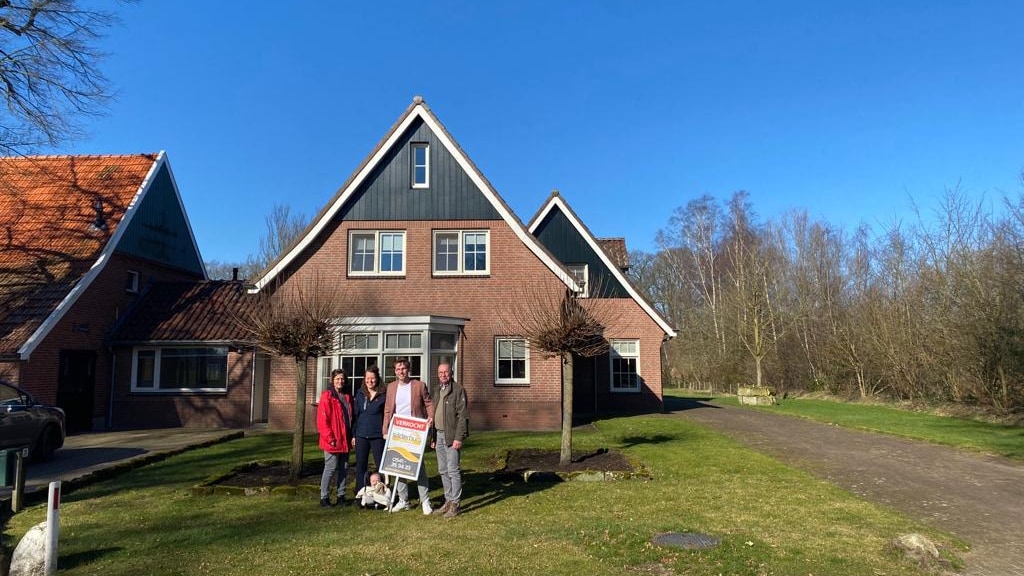 Nance met haar man, oudste zoon en schoonouders voor het nieuwe huis op de dag van de sleuteloverdracht.