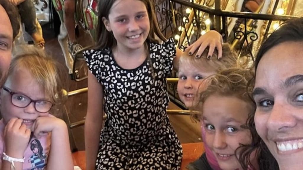 Miriam met haar kinderen (en een heel klein stukje van haar man)