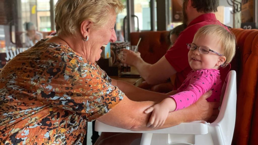 Miriams schoonmoeder met Noor.