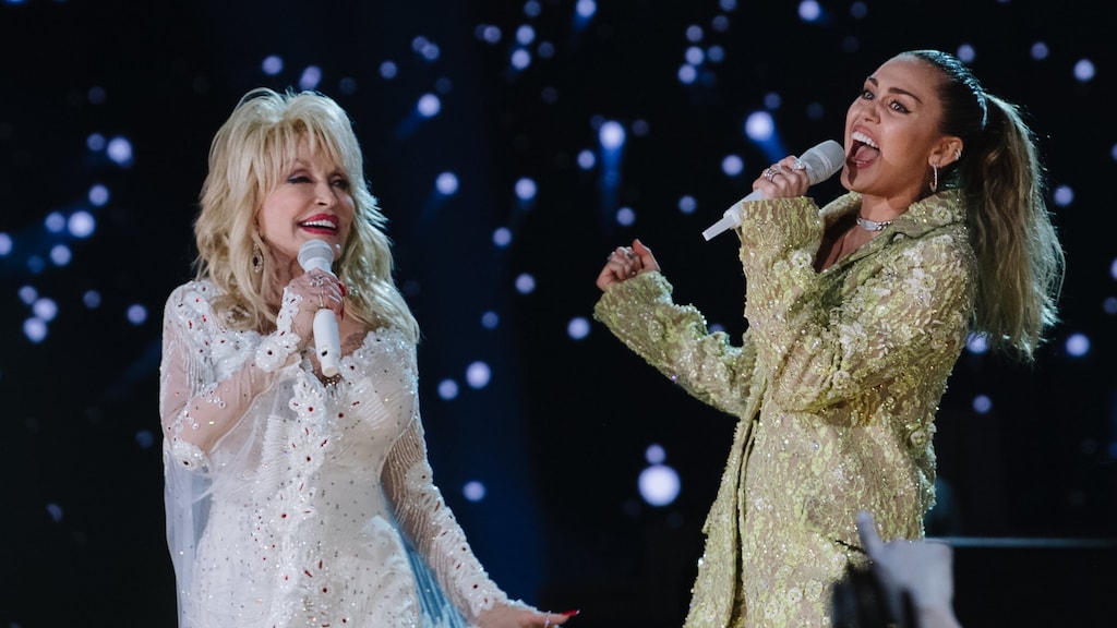 Miley Cyrus en peettante Dolly Parton steken hit Wrecking Ball in nieuw jasje