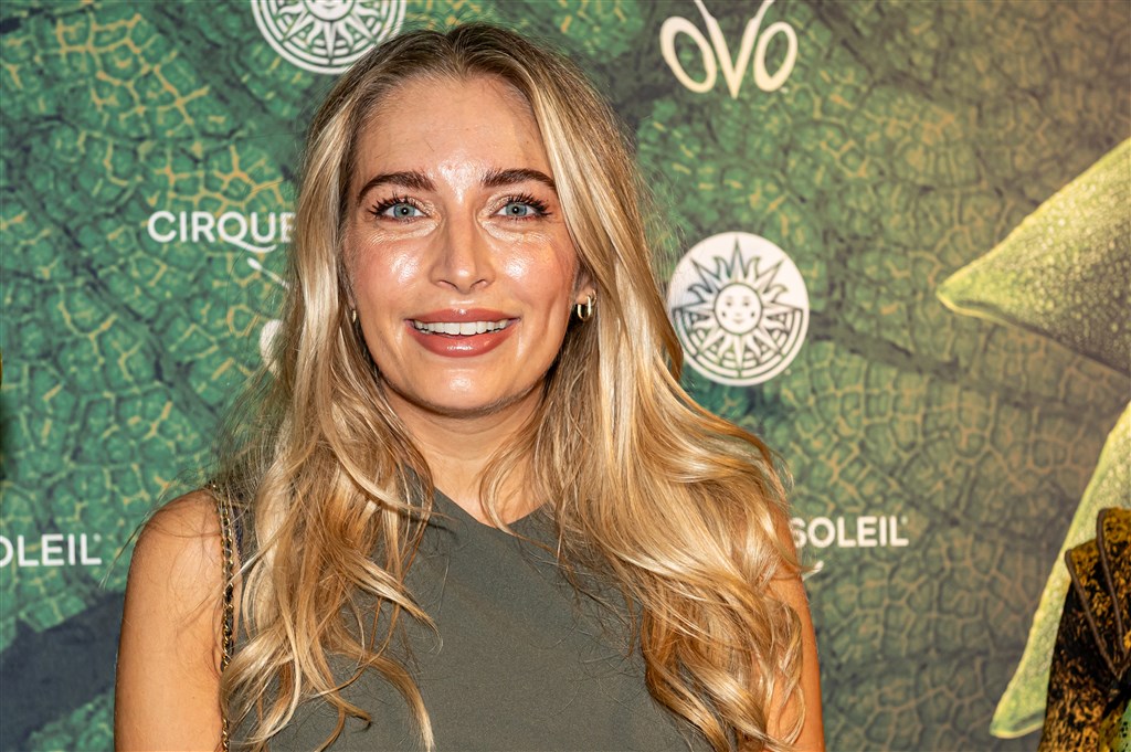 Shelly Sterk toont haar zwangere buik in strakke jurk
