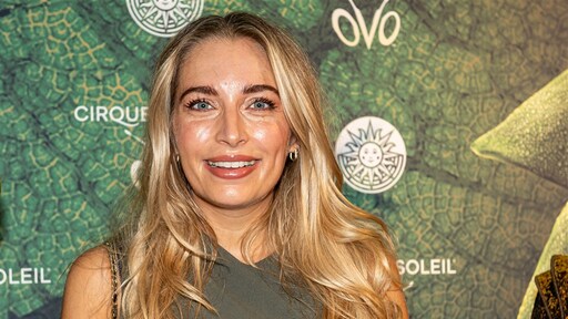 Shelly Sterk toont haar zwangere buik in strakke jurk