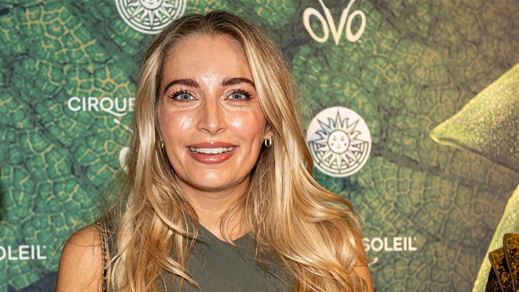 Shelly Sterk toont haar zwangere buik in strakke jurk