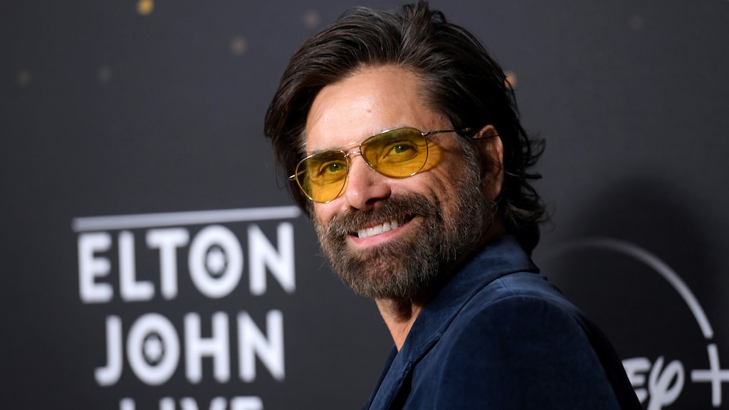 John Stamos zingt nummer over mislukte Willy Wonka Experience in musical