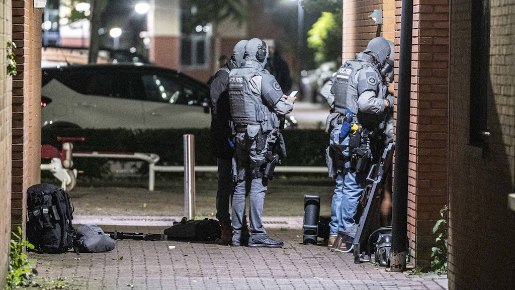 Zwaarbewapende agenten vielen een woning binnen.