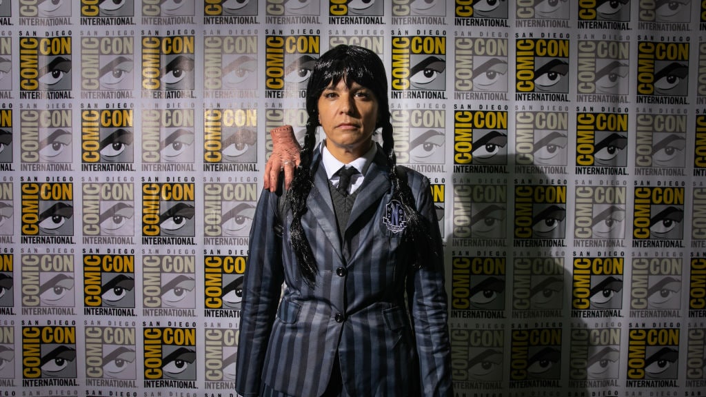 Veel meisjes en vrouwen gaan als Wednesday verkleed, van de tv-serie. Ook de loslopende hand is populair.