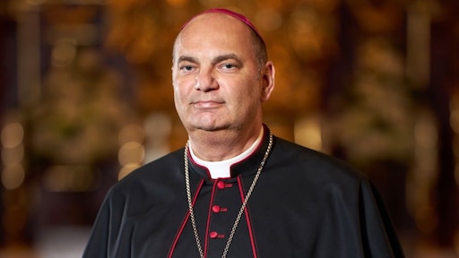 Poolse bisschop stapt op na homoseksfeest priester in appartement bij kerk