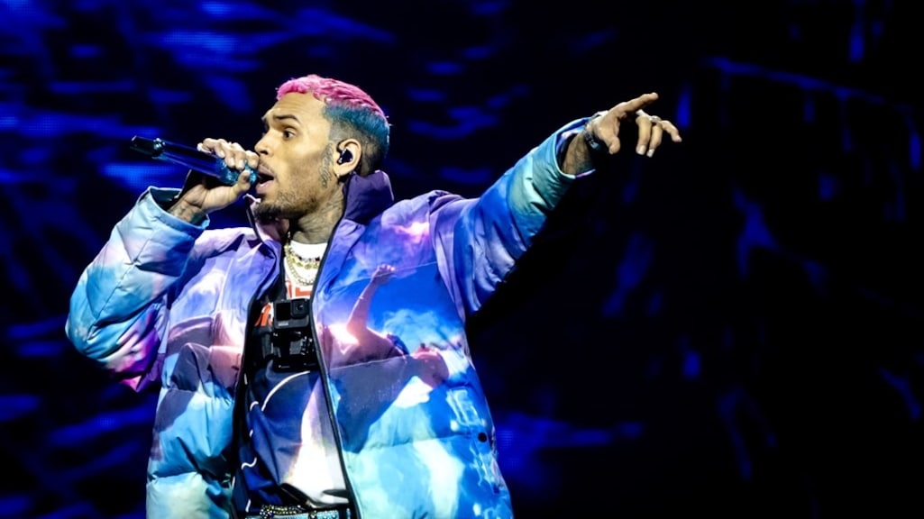 Chris Brown aangeklaagd voor mishandeling met tequilafles