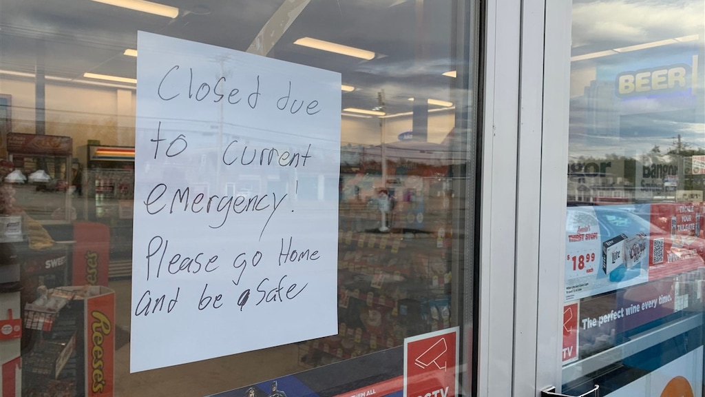 Winkels zijn gesloten, omdat de schutter nog niet is gepakt.