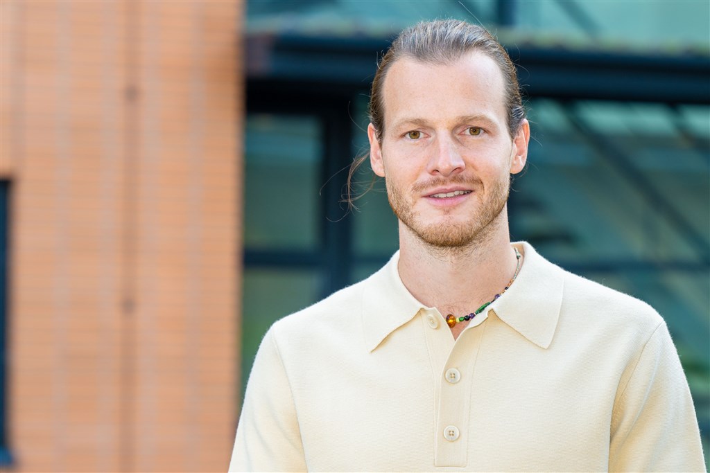 Guido Spek knipt haren af na Expeditie Robinson