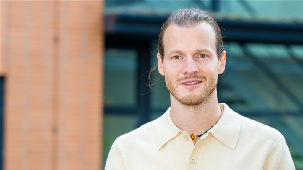 Guido Spek knipt haren af na Expeditie Robinson