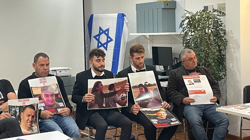 Ofir en Amit laten tijdens de bijeenkomst foto's zien van Noa die ontvoerd wordt door Hamas.