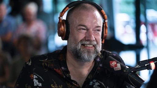 Jan-Willem Roodbeen en Jeroen Kijk in de Vegte vieren 104 jaar radio met speciale uitzending