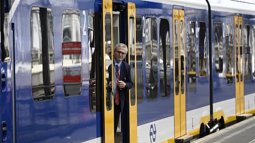 Personeel NS krijgt meer loon, treinkaartje 'nog niet duurder'