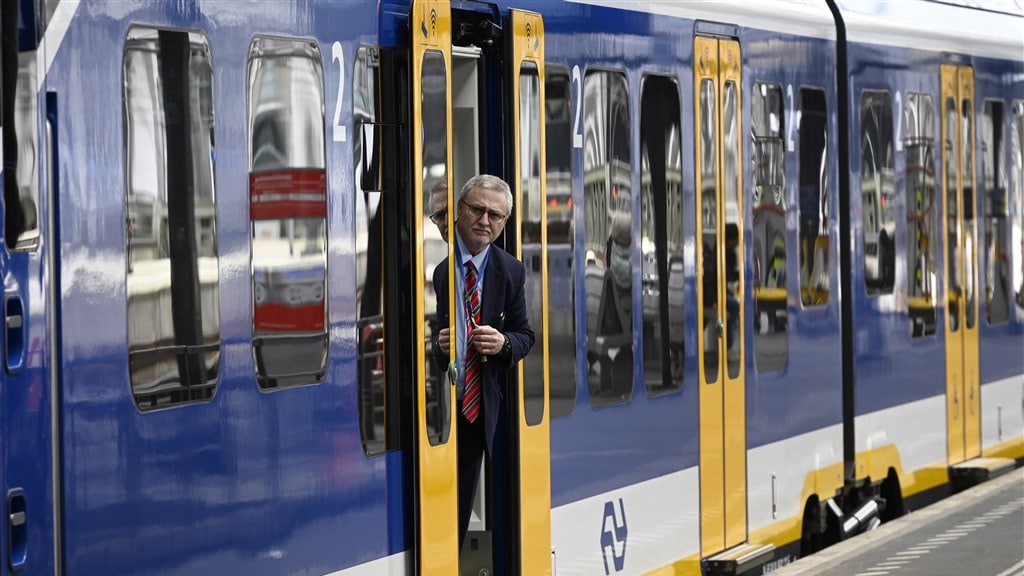 Personeel NS krijgt meer loon, treinkaartje 'nog niet duurder'