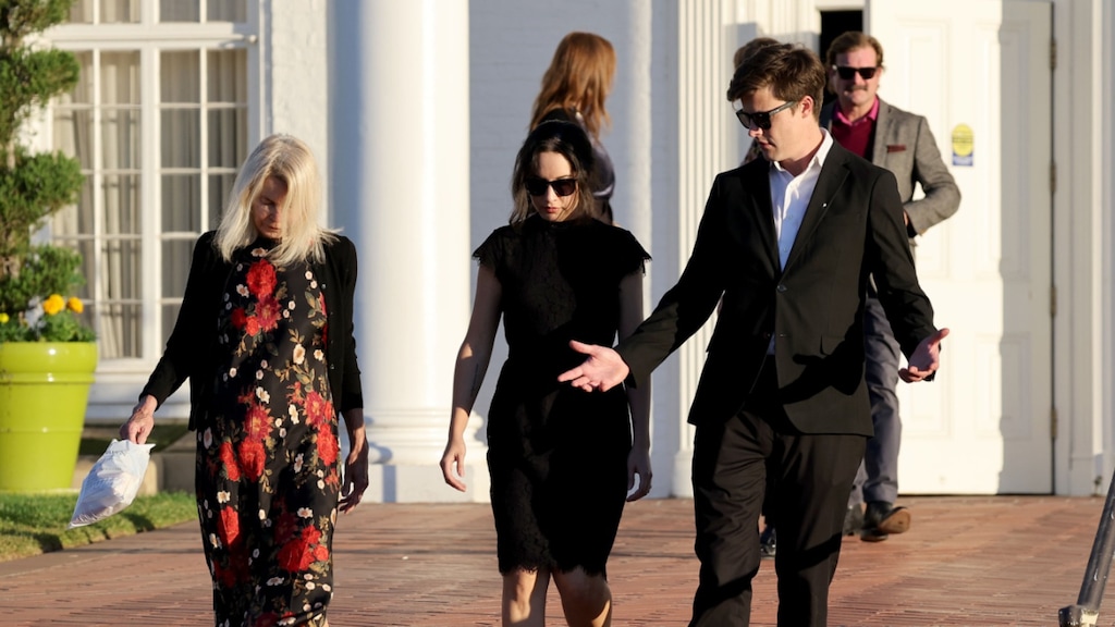 Vrienden en familie van Matthew Perry na de uitvaart.