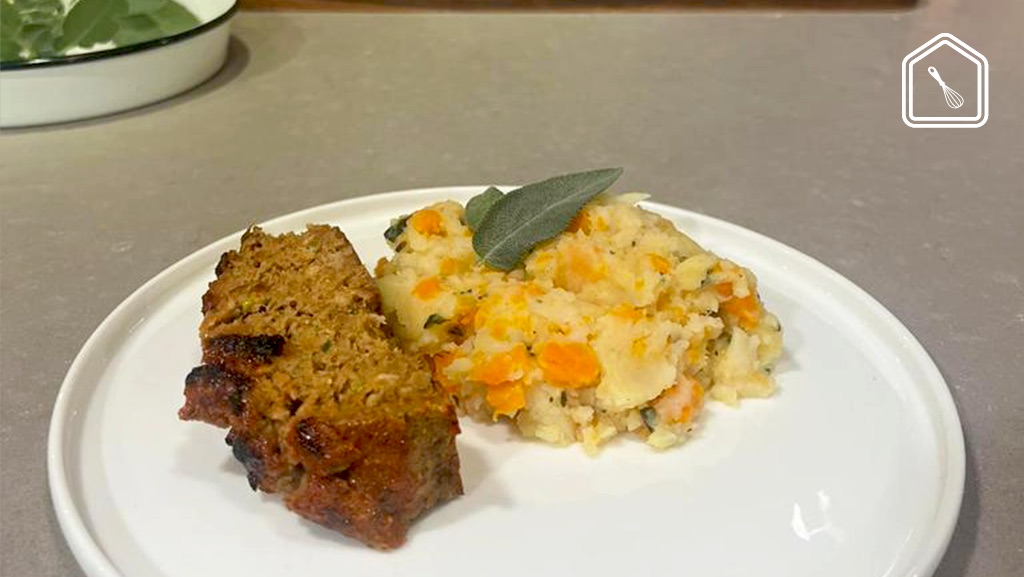 Gehaktbrood en groentestamppot met salieboter