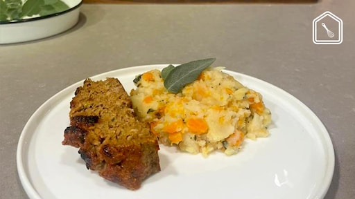 Gehaktbrood en groentestamppot met salieboter