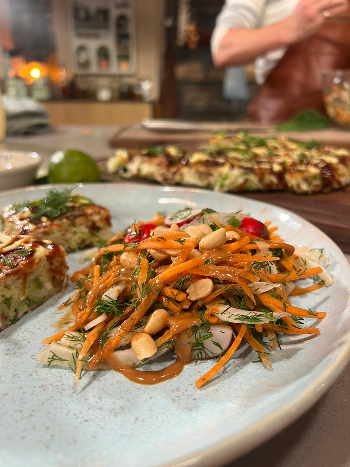 Salade met pindadressing