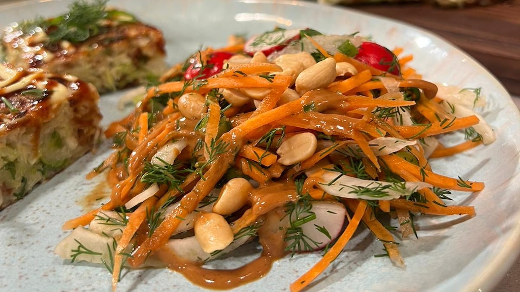 Salade met pindadressing