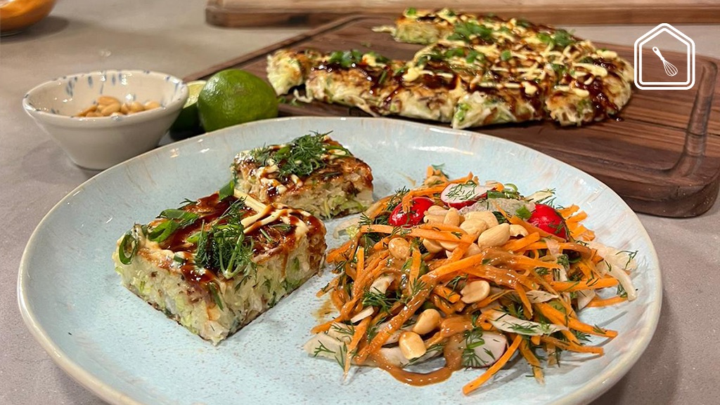 Japanse okonomiyaki (groentepannenkoek) en salade met pindadressing 