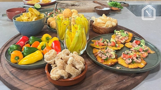 Colombiaanse borrelplank met bananenkoekjes, gefrituurde kaasballetjes en mango